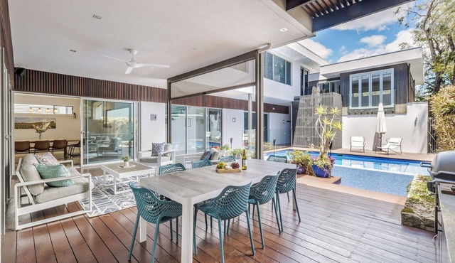 MODERN & LUXURIOUS RETREAT BOASTING OUTDOOR ENTERTAINING & GLISTENING POOL in Dunsborough
