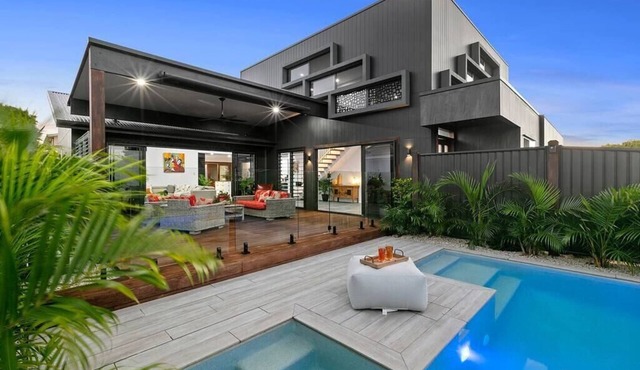 Modern Luxury Pool Oasis in Minyama
