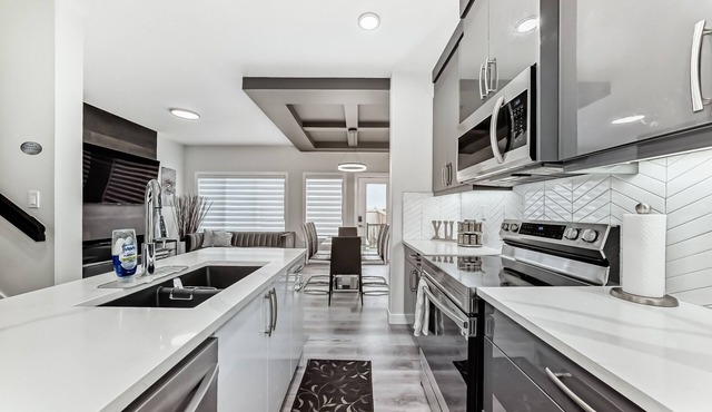 Modern Oasis w/AC Sleeps 6 Garage Parking Near WEM in Edmonton
