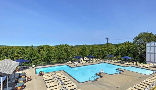 Modern Rustic Lodge! 2 min. walk to Ski Slopes, 6 TVs, Linens, WiFi, A/C,FirePit in Bushkill