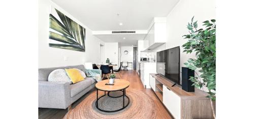 Modern Southbank Oasis 2BR with Resort Amenities and Stunning Balcony Views