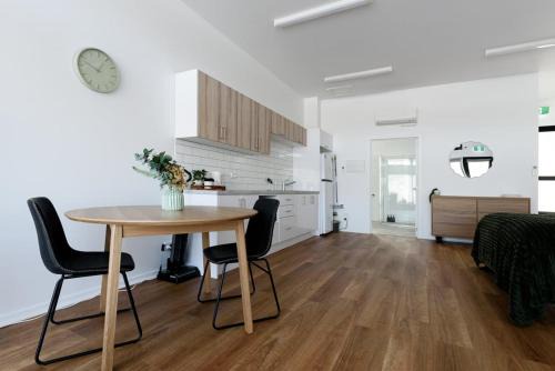 Modern Studio Near Burnie | Cozy & Bright