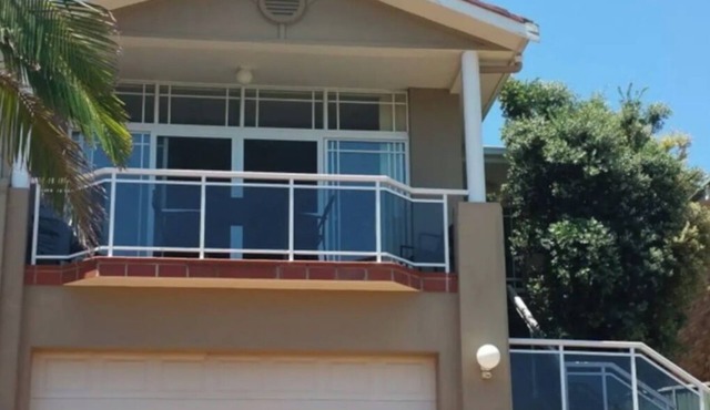 Modern townhouse 6 guests linen and wifi included very close to beach