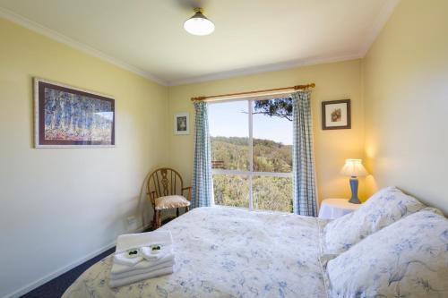 Moffat Falls Cottage overlooking waterfalls and mountains