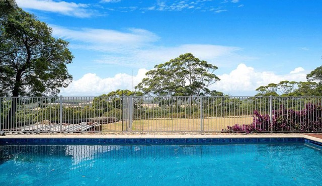 Moondyne Private Estate with a Pool, Tennis Court and Ocean Views, Pet Friendly