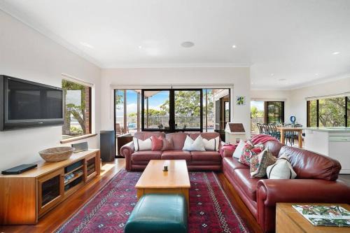 Moondyne Private Estate with a Pool, Tennis Court and Ocean Views, Pet Friendly