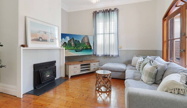 Morrissey Cottage - Stones throw to the main town Centre