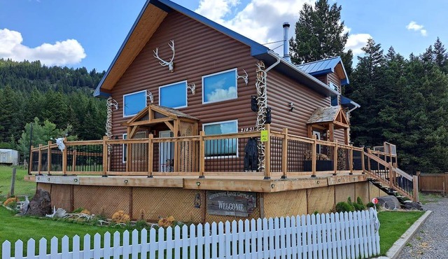 Mountain cottage huge master bedroom pet friendly sauna, hot tub, deck in Bellevue