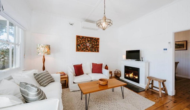 Mygoura Cottage - Charming Country Living in Town