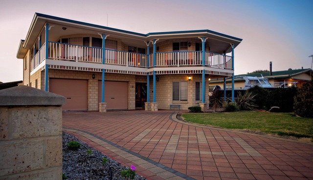 Nautilus - a spacious 2-storey home in the heart of 'Toun' with ocean views!