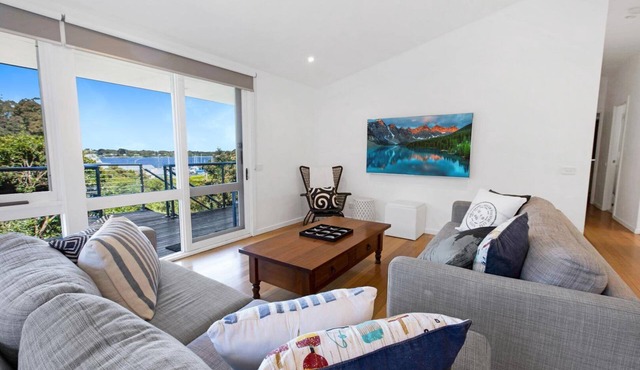 Nautique: A breathtaking view of the harbour in this treed neighbourhood
