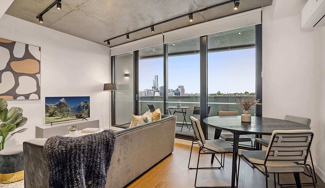 Near MCG | 1BR w/Balcony, River Views & Parking
