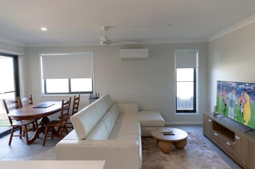 Near UNE 4BR Home BBQ, Outdoor Dining & Cinema