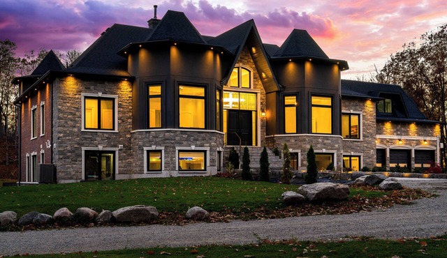 *NEW* Breathtaking Estate in Tiny | Hot tub | Pool | Sleeps 22+ | Beach Nearby in Tiny
