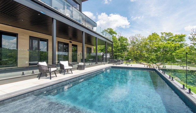 NEW! Chalet Mont-Steele | 5 Bedrooms | Hot Tub, Heated Pool & Game Room in La Conception