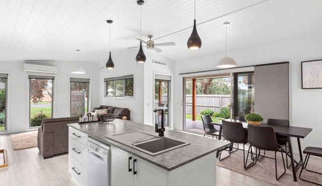 Newcombe Retreat - Modern paradise with a charming coastal ambiance.