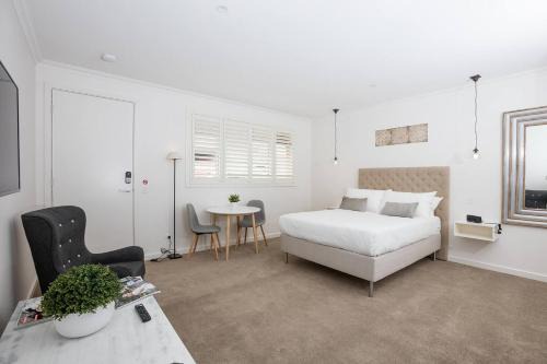 Newington Apartments - Apt 3 Queen, Brand New!