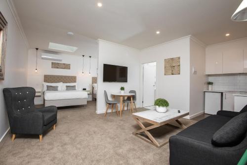 Newington Apartments - Apt 5 Twin Queen, New!