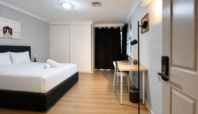 No-Frills Queen Private Ensuite Room in Pymble - Shared Amenities