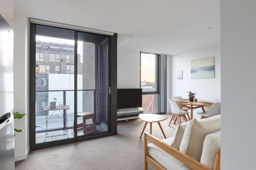 Northside Rendezvous - A Stylish Couples' Hideaway in Melbourne