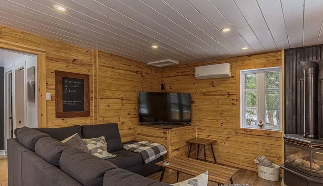 Ô Lac - waterfront, cozy, rustic cottage! in Harrington