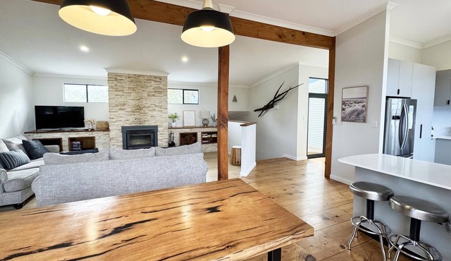 Ocean Beach House +studio: Pet friendly, beach views