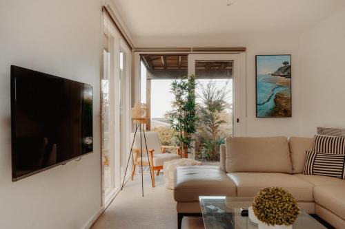 OCEAN VIEW Coastal 3 BEDROOM Retreat in Lorne - Balcony, Fireplace, Free WiFi Warm Coastal Charm