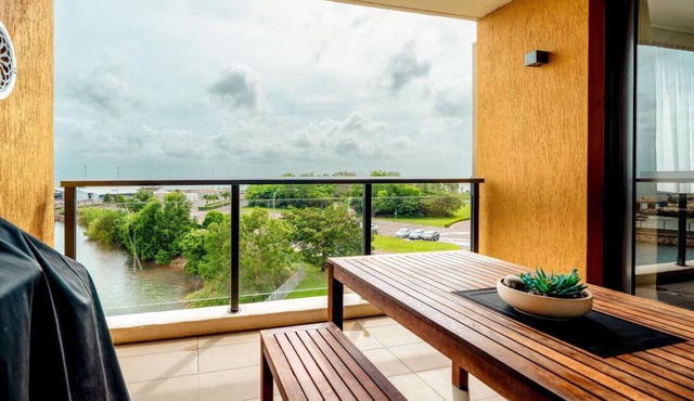 Oceanfront Marvel: Harbour View ~ Pool ~ Parking