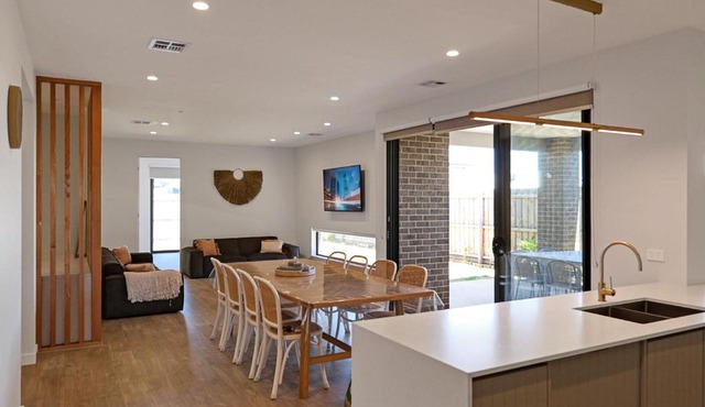 Oceans 10 Lux Beach house 5 bedroom Parking Aircon Spa Bath