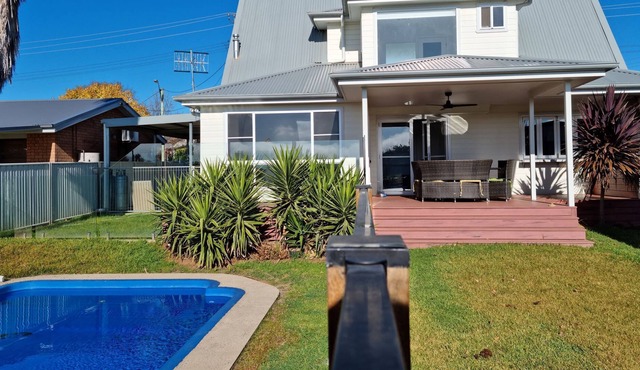 One 8 Four on Market - 4 bed, 2 bath house