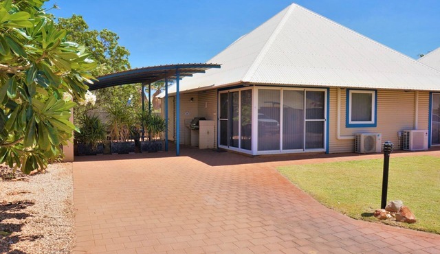 Osprey Holiday Village Unit 101/2 Bedroom apartment in complex with a pool