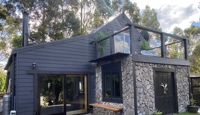 "Our Retreat" sleeps 8, 25 min to Mt Buller village