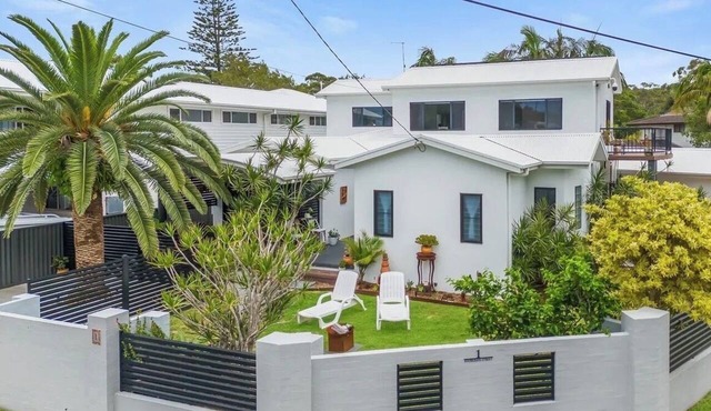 'Palm Retreat': 100m to Lake Cathie and beach, great for families- Pet Friendly