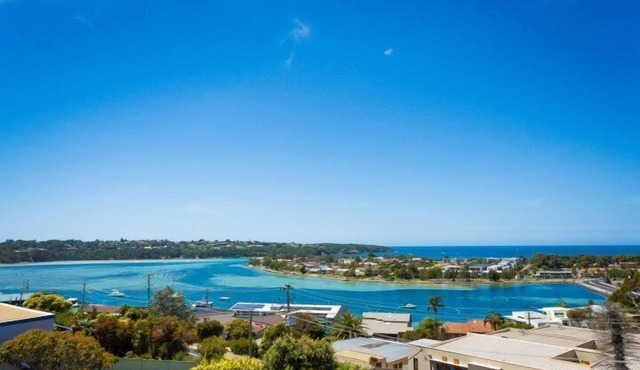 Panoramic Townhouses By Lisa 3 bedroom pet friendly apartment.