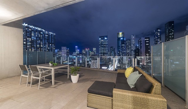 Panoramic views of Melbourne from Luxury CBD Suite