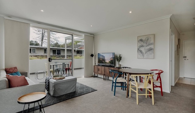 Peaceful 1-Bed Apartment Close to Lonsdale St