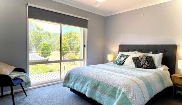 Peaceful self-contained unit. Perfect home base for work or get away