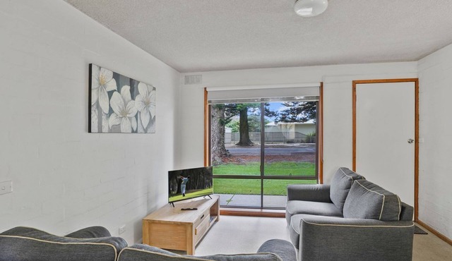 Perfect for your beach holiday, you are only a stone's throw to the Port Fairy East Beach