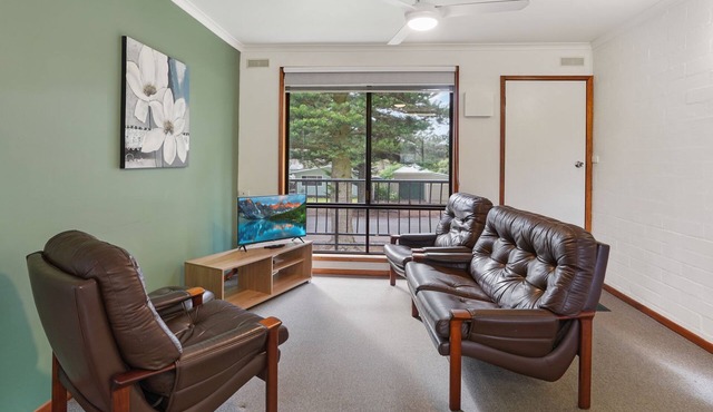 Perfect for your beach holiday, you are only a stone's throw to the Port Fairy East Beach