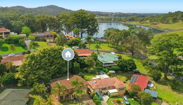 Perfect Modern House with 5 mins drive to Lighthouse Beach. Sleeps upto 9 guests