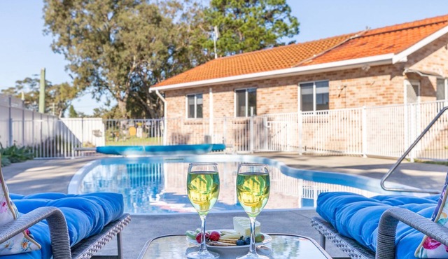 Pet friendly 24 Irawari Crescent - pool, air con, boat parking