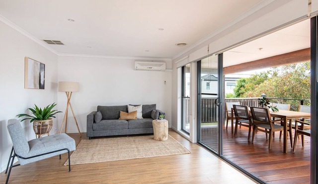 Pet Friendly - Brooklyn Beach Abode Walk to the beach