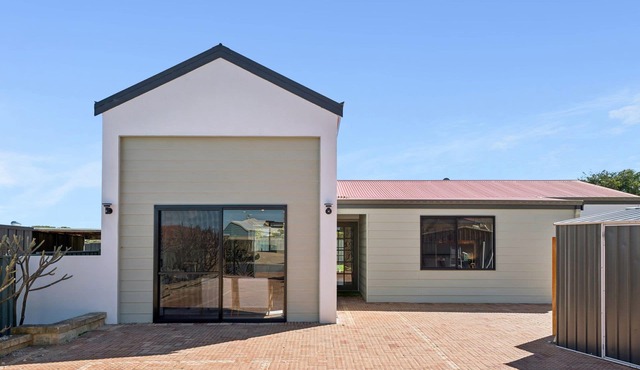 Pet-Friendly. Free wifi. Close to shops and beach. Welcome pack.