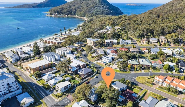 Pet friendly La Costa, 2-1a Messines St - air con and Wi-Fi