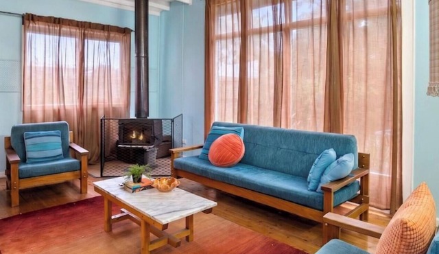 Pet Friendly - Retro Beach Babe 100 metres to the beach