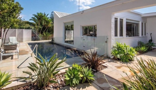 Pet Friendly - Skomer House Portsea with gas heated pool. Steps to beach and Portsea Pub
