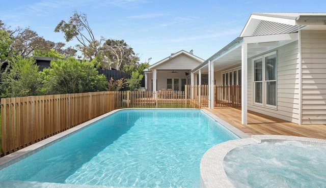 Pet friendly, sleeps 10 including pool, spa and sauna.