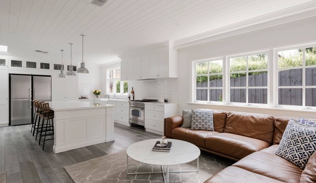 Pet Friendly - White Haven with Spa, Kew East