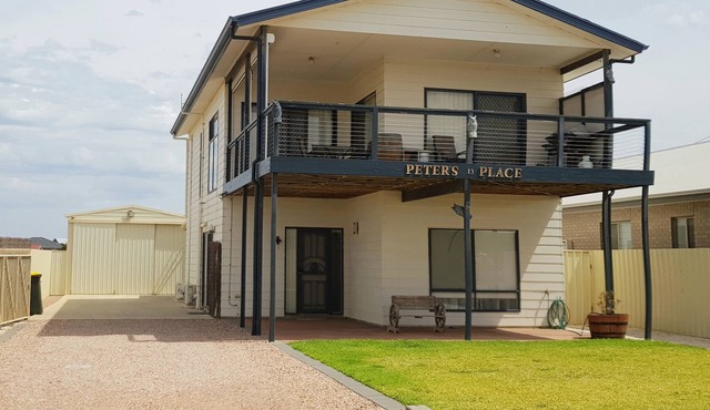 Peter's Place-3 min to beach, great balcony, views, peaceful location