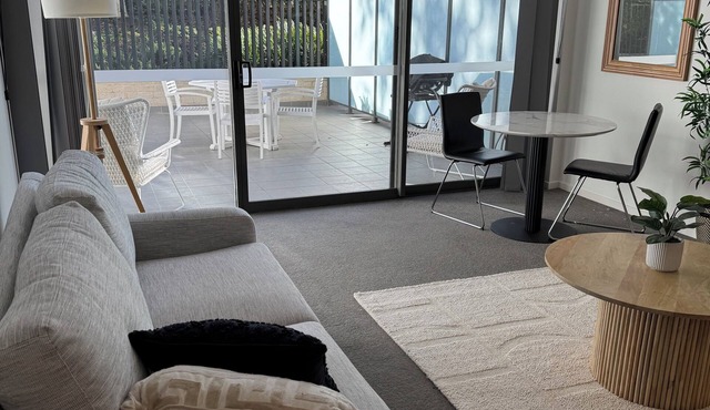 Phillip Courtyard Retreat – Fully Furnished, Walk to Woden & 10 mins to City